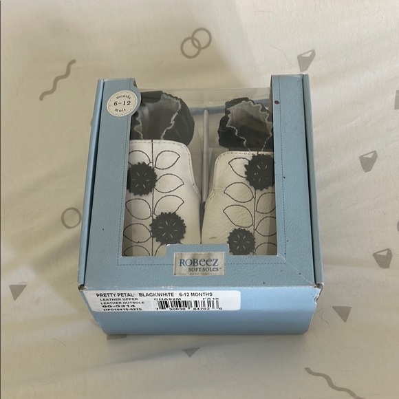 Robeez Black and White Floral Baby Shoes - Picture 1 of 8